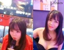 童顏大奶美眉撕破絲襪和網友在KTV的沙發上啪啪不怕服務員突然闖進來