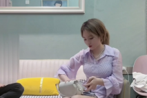 酒店約外圍偷拍3000約的肌白如雪年輕美女，黃黃的逼毛逼還是粉嫩的各種姿勢體位操