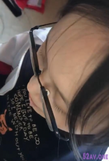 大叔給女學生零用錢幫口爆