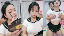 清純甜美巨乳妹子在化妝被男友捏奶子，撩起裙子就要後入，扶著大屁股抽插，兩個大奶子晃動騎乘套弄