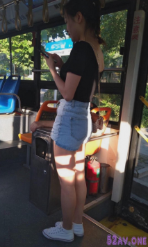公交車上看到一個嬌小美女一路跟蹤偷拍美鮑