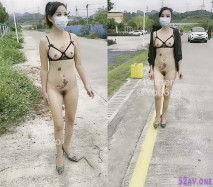 最新流出-最近火爆全網露出大神『悠悠姐』白天路邊全裸行走 騷出天際 驚呆路人饞的口水直流