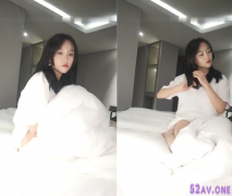 漂亮的大二妹子又換男朋友了 酒店約捲毛哥啪啪啪