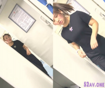 最新動車廁所偷窺漂亮美女噓噓 屁屁大 逼逼肥