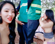 極品爆乳美嬌娘戶外公園勾引綠化大叔，假裝記者要求互動倒貼錢還能幹穴哈哈，爆菊噴水掛樹上操口爆吞精好上頭