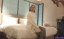 文軒探花壹屌上場金色短髮大耳環，穿上黑絲寶貝來嘛，舔屌口交活不錯，騎乘側入操了一會妹子不耐煩了