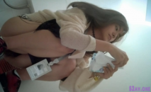 2021精品廁拍前後景-最新流出正面全景（工作證靚妹）自己的看著姨媽巾發呆