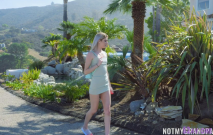 女兒回到家後馬上脫光光裸體拍照給朋友父親查看後,覺得便宜別人不如便宜自己掏出肉棒讓她舔吸插入