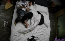 酒店攝像頭偷拍有點裝逼的白領小哥穿著新買的西裝和女朋友啪啪,都下班了脖子還戴著個工作證