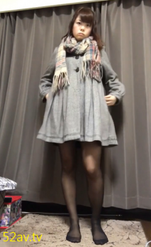 愛自拍的女生擺著Posture一件件脫掉衣服 最後竟是來個無毛小騷穴特寫