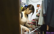 女士內衣服裝店同步雙視角高清偸拍試衣間幾位氣質漂亮小姐姐試換奶罩,其中一位小美女戴不戴胸罩已經沒必要了