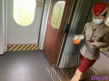 廁拍大神潛入高鐵車廂女廁偷拍穿著安全褲的性感乘務員少婦