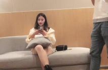 本人比照片還漂亮，嬌小身材大奶兼職小妹，洗完澡要求再穿上衣服，跪地深喉口交，爆操騷逼浪叫大聲，中場休息再來一發