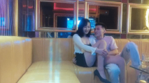 KTV玩美女，包臀裙美腿，唱著歌摸奶扣穴，扛起雙腿操美女害羞，操起了好緊