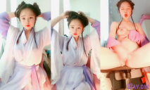 22歲哺乳期-古典氣質女神：吃逼水，你們給我刷禮物嗎，一人刷一個我就吃，隨著古典音樂嗨歌自慰，超級刺激！