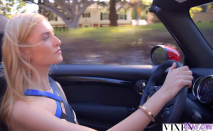 大長腿苗條妹子開車上門這姿態靈動性感擋不住雞巴翹起來，跪著舔吸把玩肉棒性奮騎乘啪啪猛力抽插