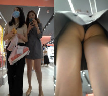 名門夜宴CD-大師商場尾隨美女偷拍裙底下的風光花裙小姐姐夾娃娃！粉窄內翹臀前後CD