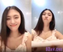 精選美女走光系列 清純妹子撩衣服不小心走光 乳暈好大 半天沒反應過來 沒臉見人了 好可愛