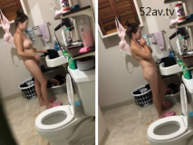 房東浴室偷放攝像頭偷窺一邊看綜藝節目一邊洗澡的大波妹，妹子貌似很投入