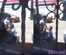 校服學生情侶在大街上吃雞 左看看 右看看 很緊張 剛口了幾下 哪個該死的按了幾下喇叭 嚇的落荒而到