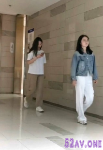 最新商城偷窺二閨蜜噓噓 二只完全不同的鮑魚 高顏值白衫美媚的陰唇好誘惑