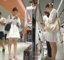 商街一路跟蹤抄底短裙美女 渾圓的大屁屁 白色透明蕾絲內褲 隱約能看到黑毛毛