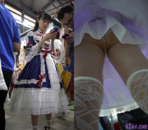 名門夜宴CD系列-大師動漫展偷拍裙底風光和男友逛展的小姐姐！近距離拍大屁股粉內