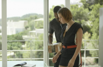 大長腿性感小姐姐購買情趣用品發騷摳逼，快遞員看到後走進屋抱住她就親吻揉搓，呻吟連連抽送猛頂爽啊