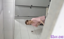 超清360度全景廁拍粉紅體恤妹子的小穴