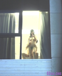 【網曝門事件】繁華都市驚現二樓落地窗前豪放情侶全裸震撼裸炮 極品女友抱起來操 太震撼