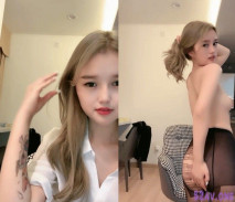 小美女愛誘惑清純美少女今天走性感路線，穿上性感絲襪撕襠，半脫下絲襪抬腿無毛粉穴，跳蛋震動翹起屁股扭動