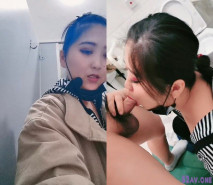 騷逼跑到男公廁裡揉奶自慰騷逼勾搭裡面的大哥激情啪啪，露臉口交大雞巴直接按在地上猛草，浪蕩呻吟精彩刺激