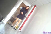 國內廁拍牛人女廁正面前後近距離偷拍幾個高顏值美女同事尿尿