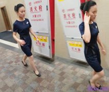 精選美女廁所偷拍系列 最新商城偷窺美女營業員噓噓 鮑魚乾凈肥美