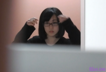 五月新流師範大學女衛生間蹲守一個坑位偸拍課間出來方便的妹子們，有漂亮美女半蹲撅起屁股肛門蜜洞看的一清二楚