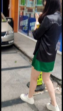 超市尾隨抄底極品無內美女,毛刮的很乾淨,這應該是出來做任務的？