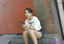 一路向西《表哥扶貧站街女》新性地探秘150元的四川口音嫩妹被表哥大屌暴力插入有點吃不消