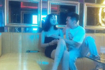 商K包間偷拍，燈紅酒綠，佳人紛至沓來，近景爆操00後騷妹，激情四射必看