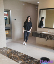 商場女廁蹲守長髮清純小妞