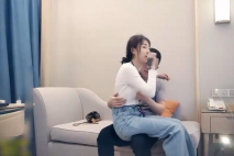 酒店約穿著緊身白衣牛仔褲小姐姐清秀顏值惹人心動，情欲啪啪快速刺射