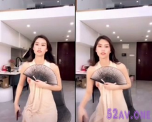 精選美女走光系列 端莊氣質美女調試鏡頭全程走光全然不知 拿起手機看到自己奶子為時已晚 好尷尬