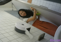 2021七月最新流出奶茶店全景後拍第4期-怕髒的紅裙美眉站著尿尿導致無法感應沖水系統又回來蹲下感應一下