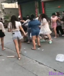 某學校女生打群架 輸的一方被壓在地上脫衣服