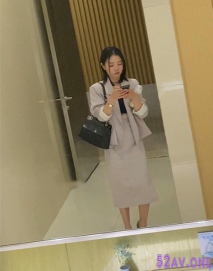 大神潛入商場女廁偷拍到一個極品制服少婦