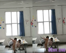 教室愛情故事 路過聽到裡面有女同學的叫聲 果斷爬窗偷窺 哈哈 這位同學別摳那麼猛啊