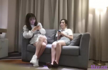 蠟筆老公專攻足浴按摩勾搭技師，帶兩個妹子回房間雙飛，跪著口交前後夾擊，沙發翹起屁股一個個猛操