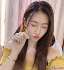 花椒性感女神~~【你的撩漢小公舉】微信福利流出，骨感背後就是騷，性玩具插淫穴！