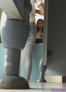 潛入寫字樓偷拍長髮美女水潤粉嫩的小穴屌都大了