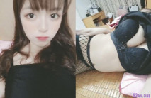 濃眉大眼的美女把乳頭玩硬啦！