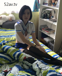 我害羞校花級小美女穿著空姐制服黑絲和排骨男友在房間啪啪妹子怎會看上這男的一點都不帥